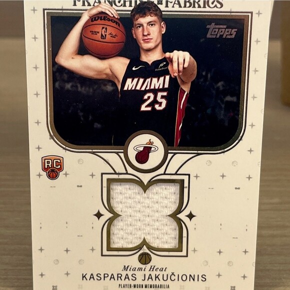 2025-26 Topps - Kasparas Jakucionis #FF-KJ - Franchise Fabrics Miami Heat RC - Picture 1 of 2
